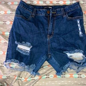 Mid rise, denim distressed shorts